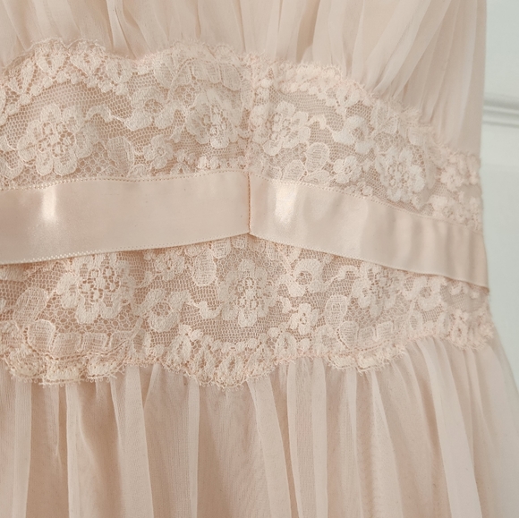 1960s Vanity Fair Nightgown - Picture 7 of 8